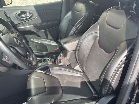 Used 2019 Jeep Cherokee Latitude Plus w/ Cold Weather Group AWD/4WD image 5