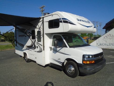 Used 2019 Chevrolet Express 4500 w/ RV Package image 9