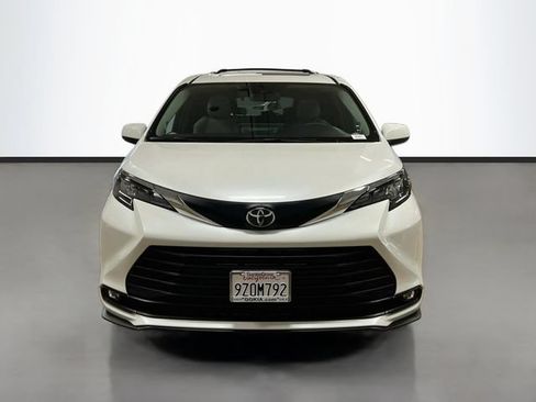 Used 2026 Toyota Sienna XLE FWD image 2