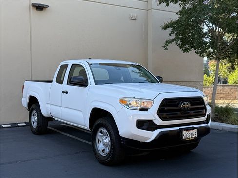 Used 2018 Toyota Tacoma SR RWD image 1