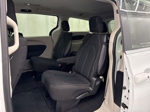 Used 2022 Chrysler Voyager LX FWD image 16
