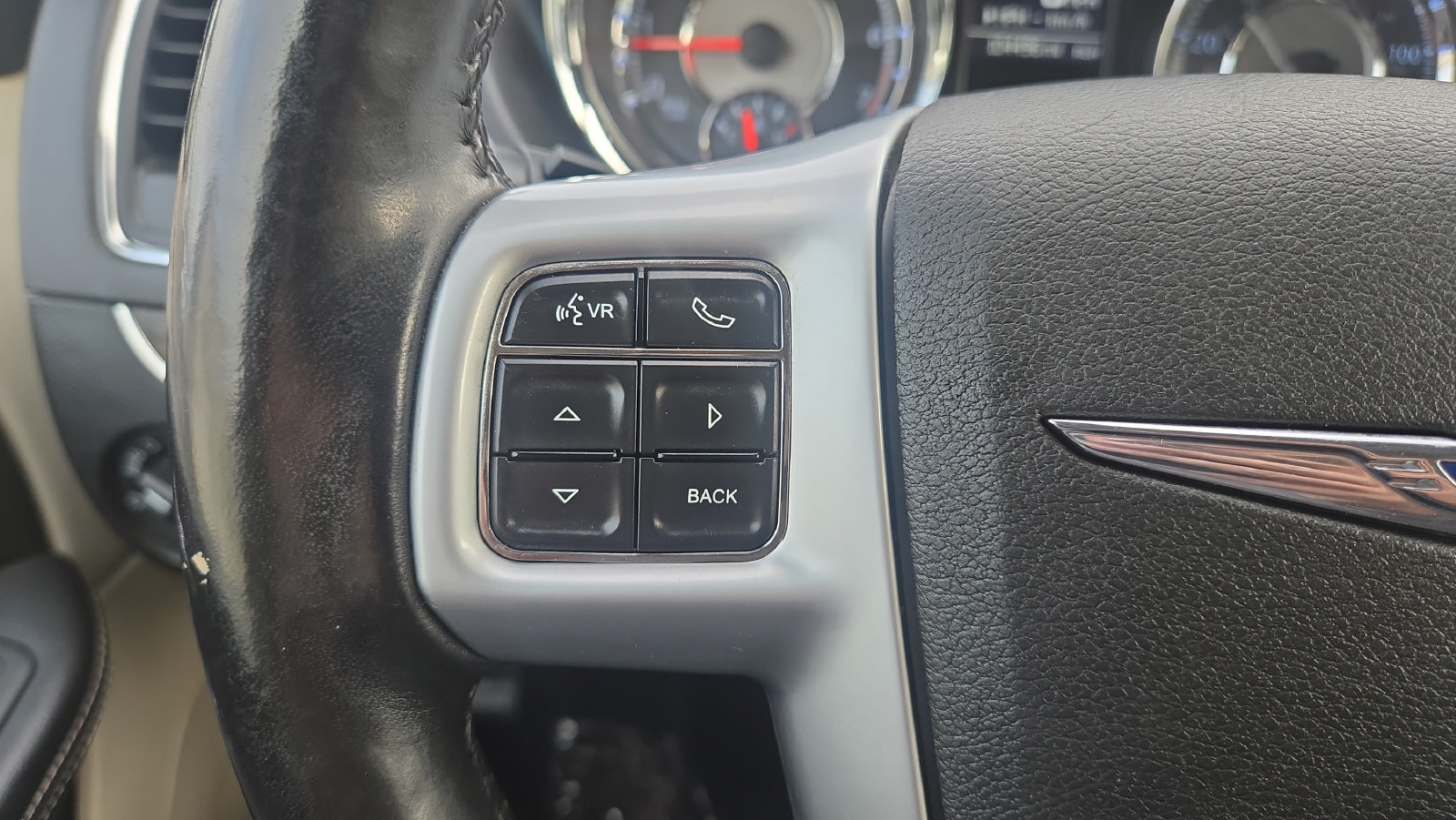 Used 2012 Chrysler Town & Country Touring-L w/ Entertainment Group #2 FWD image 18