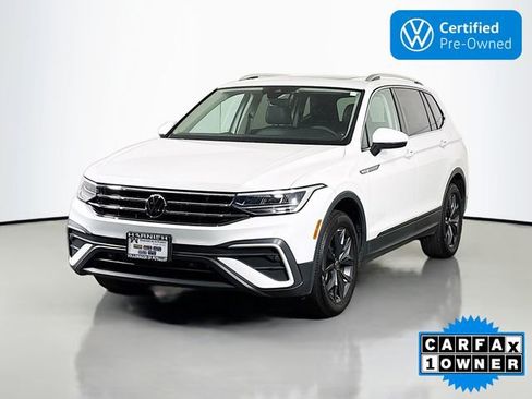 Used 2023 Volkswagen Tiguan SE w/ Panoramic Sunroof Package image 3