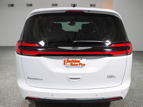 Used 2023 Chrysler Pacifica Touring-L FWD image 8