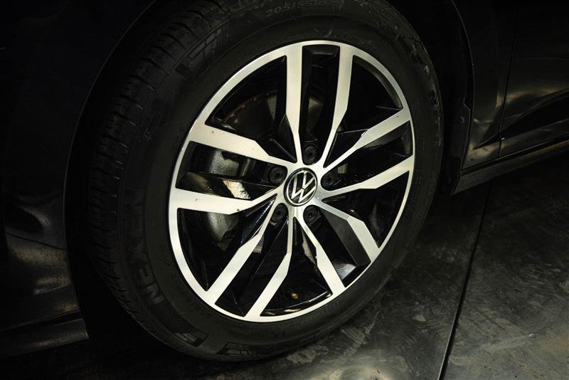 Used 2025 Volkswagen Jetta SE FWD image 3