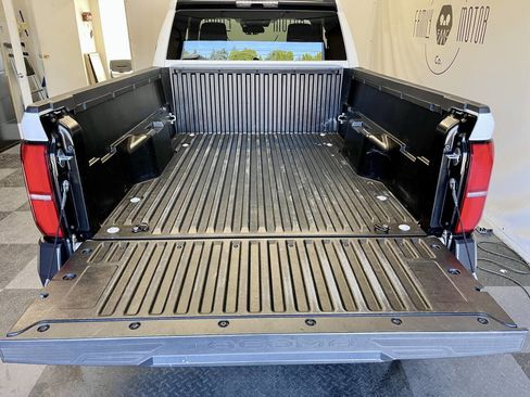 Used 2024 Toyota Tacoma SR image 9