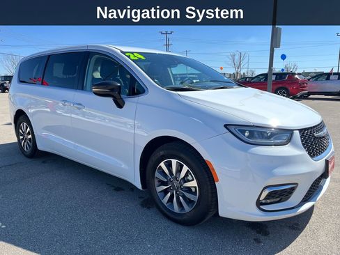 Used 2024 Chrysler Pacifica Select image 9