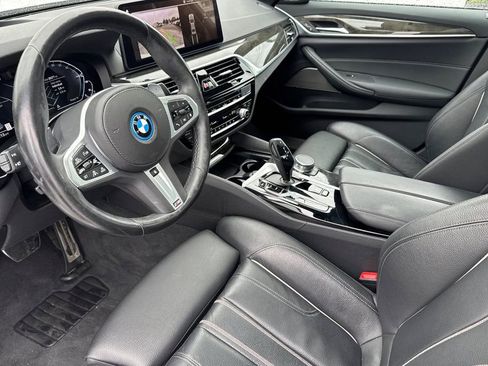 Used 2023 BMW 530e xDrive w/ Premium Package image 9