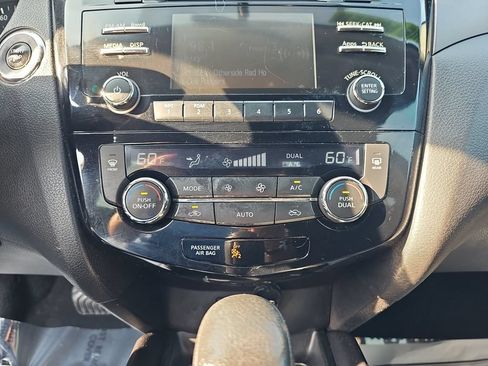 Used 2015 Nissan Rogue SV FWD image 23