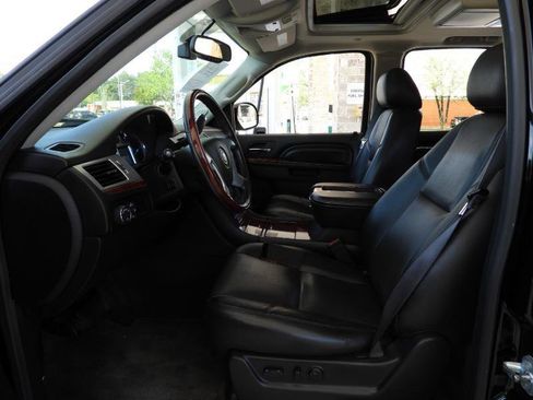 Used 2013 Cadillac Escalade Luxury RWD image 45