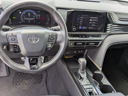 Used 2025 Toyota Camry SE FWD image 15