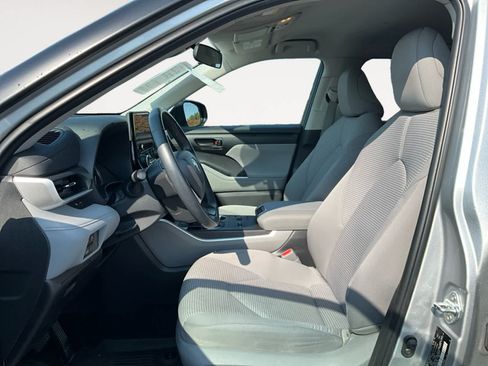 Used 2023 Toyota Highlander LE FWD image 9