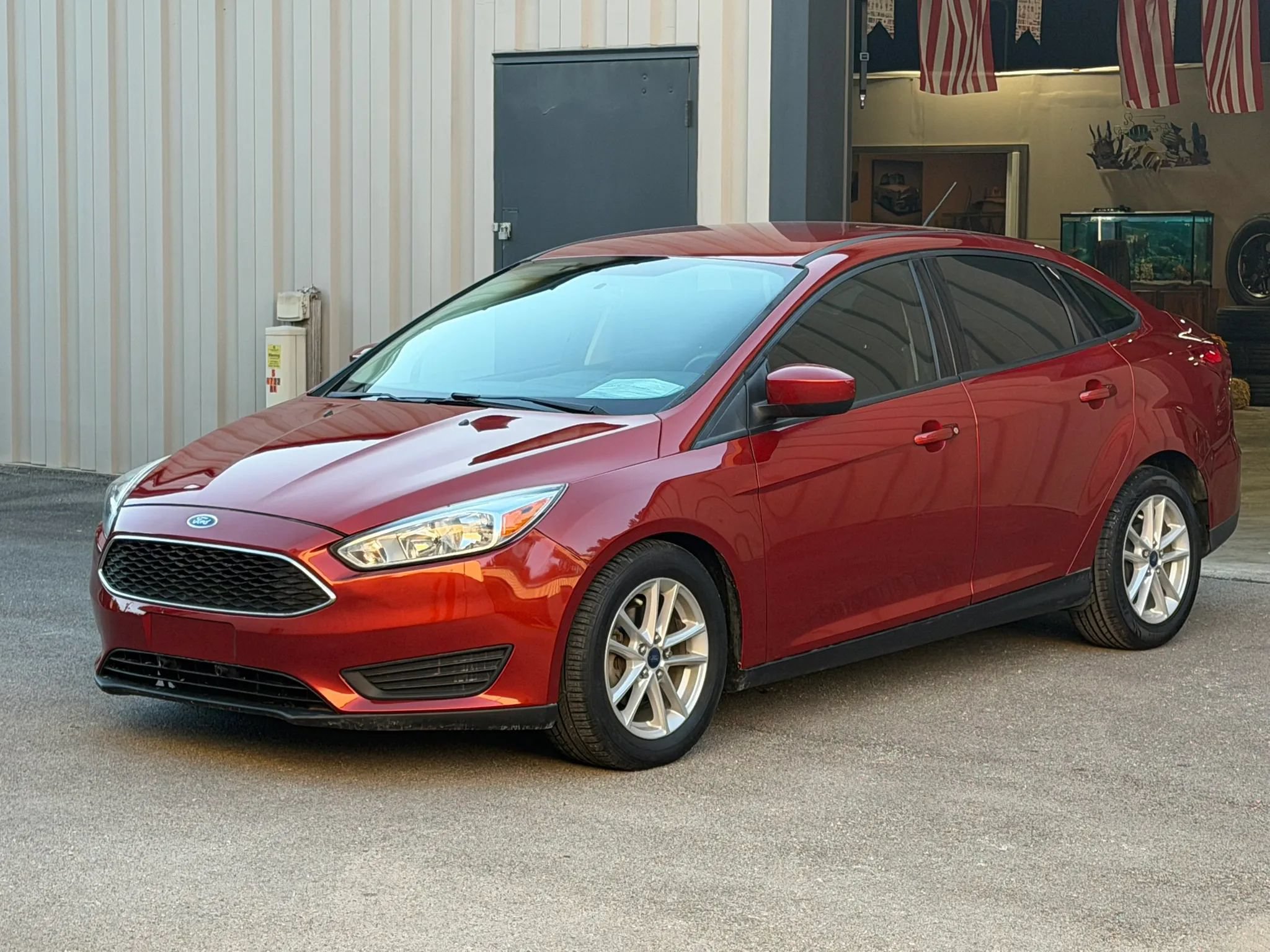 Used 2018 Ford Focus SE FWD image 3
