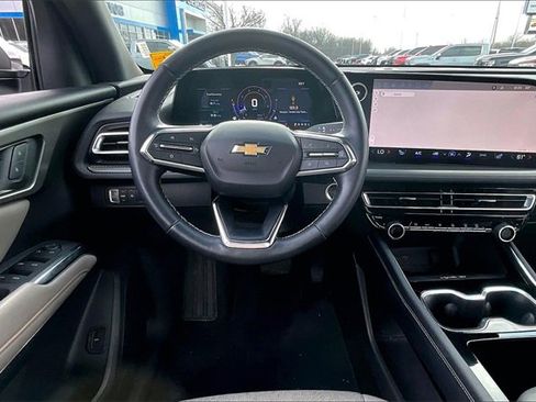Used 2025 Chevrolet Traverse LT image 8
