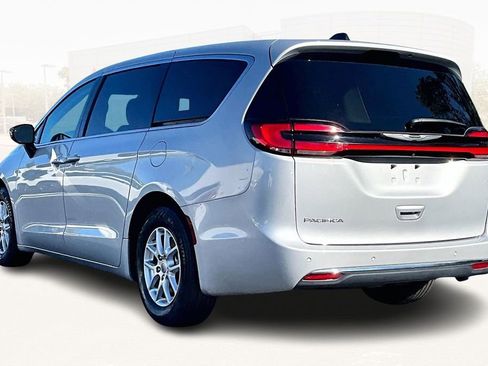 Used 2024 Chrysler Pacifica Touring-L image 4