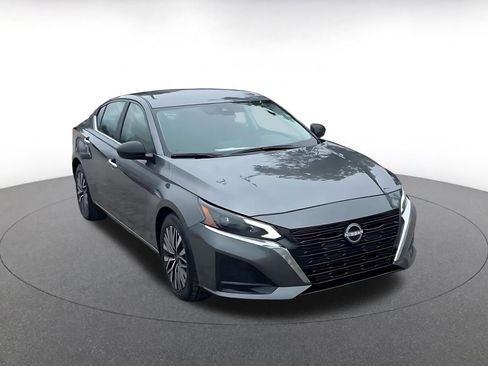 Used 2025 Nissan Altima 2.5 SV FWD image 3