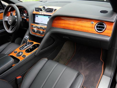 Used 2022 Bentley Bentayga AWD/4WD image 2