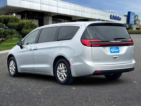 Used 2024 Chrysler Pacifica Touring-L image 6