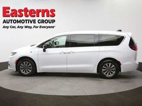 Used 2024 Chrysler Pacifica Select image 62