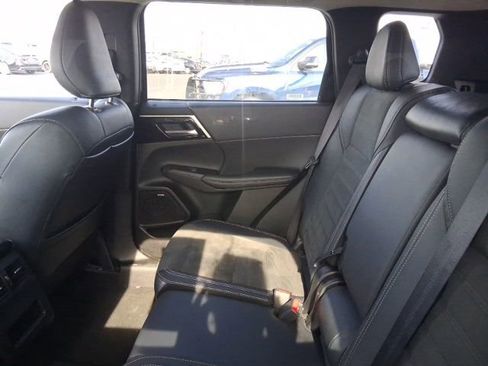 Used 2025 Mitsubishi Outlander SE image 16