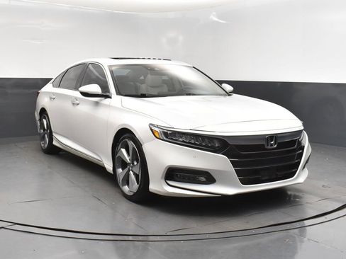 Used 2018 Honda Accord Touring image 9