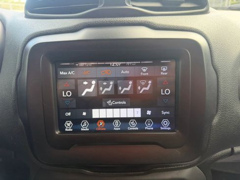 Used 2018 Jeep Renegade Limited image 18