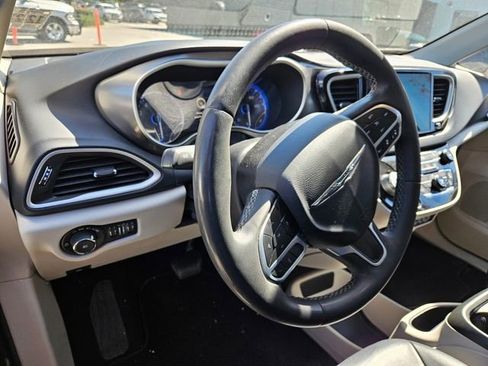 Used 2022 Chrysler Pacifica Touring-L image 10
