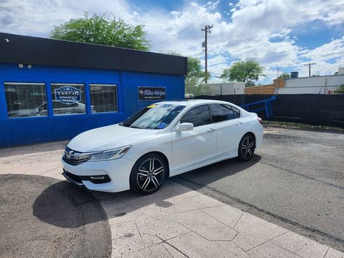Used 2017 Honda Accord Touring image 2