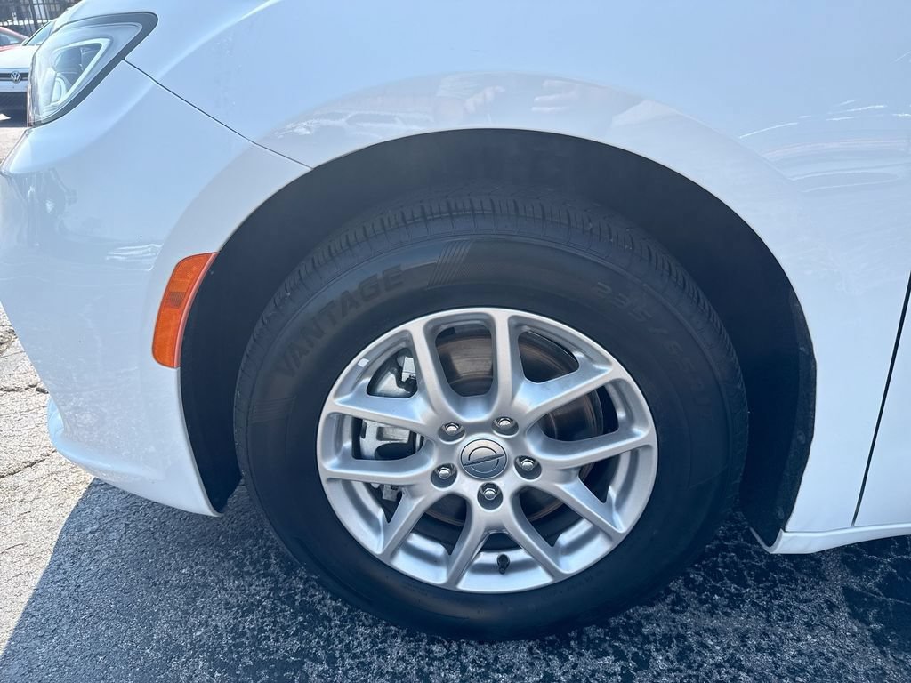 Used 2024 Chrysler Pacifica Touring-L FWD image 33
