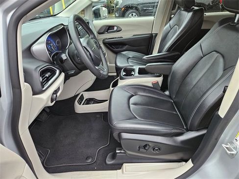 Used 2024 Chrysler Pacifica Touring-L image 11