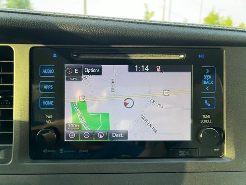 Used 2017 Toyota Sienna XLE image 19