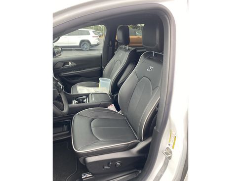 New 2027 Chrysler Pacifica Limited w/ S Appearance Package FWD image 28