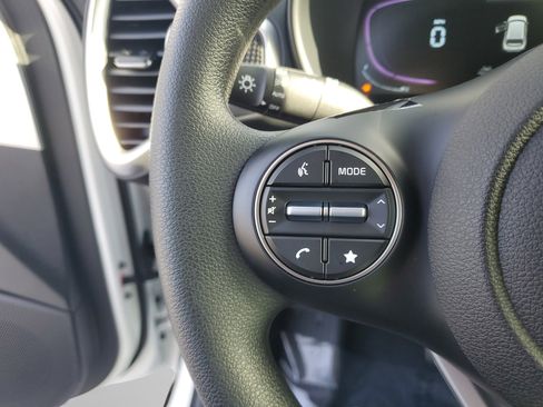 Used 2025 Kia Soul LX w/ LX Technology Package FWD image 25