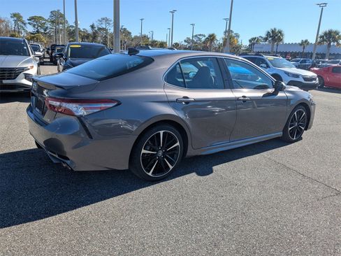 Used 2018 Toyota Camry XSE image 4