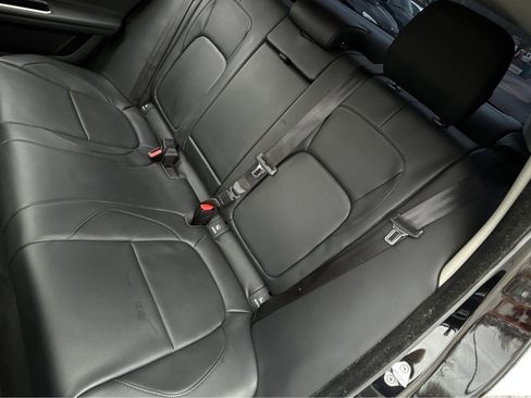 Used 2016 Jaguar XF Premium image 18