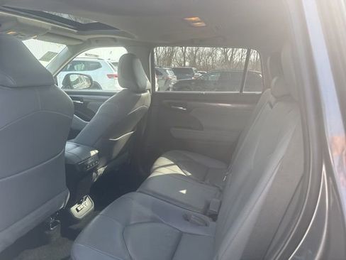 Used 2021 Toyota Highlander Limited image 13
