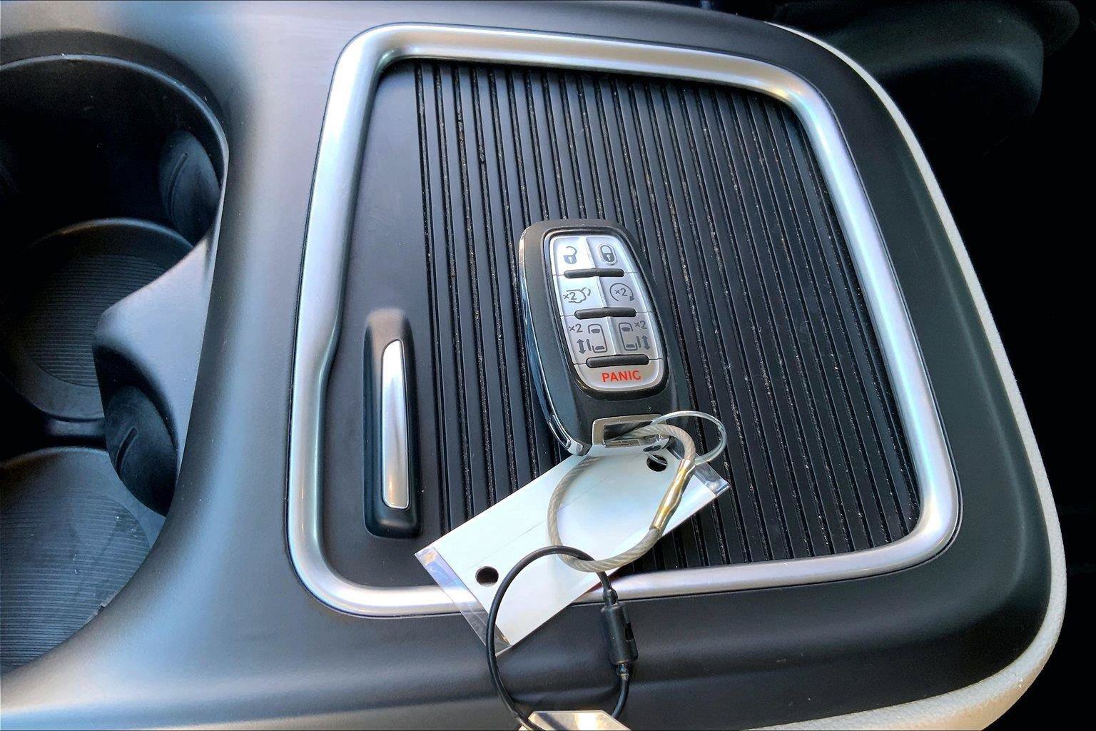 Used 2024 Chrysler Pacifica Touring-L FWD image 12