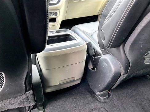 Used 2023 Chrysler Pacifica Touring-L image 32