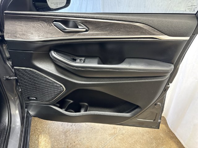 Used 2023 Jeep Grand Cherokee 4WD 4xe image 29