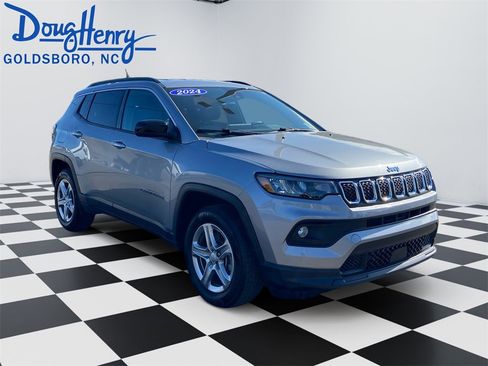 Used 2024 Jeep Compass Latitude image 7