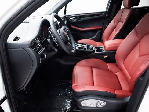 Certified 2025 Porsche Macan image 16