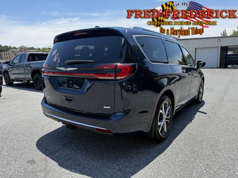 Used 2024 Chrysler Pacifica Pinnacle w/ Trailer Tow Group AWD/4WD image 8