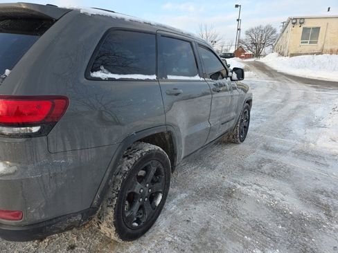 Used 2019 Jeep Grand Cherokee Laredo image 4
