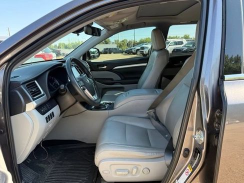 Used 2019 Toyota Highlander XLE AWD/4WD image 14