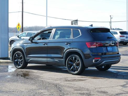 Certified 2022 Volkswagen Taos SE image 5