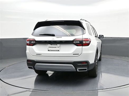 New 2025 Honda Pilot Touring image 11