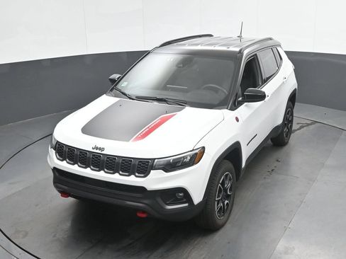Used 2025 Jeep Compass Trailhawk AWD/4WD image 38