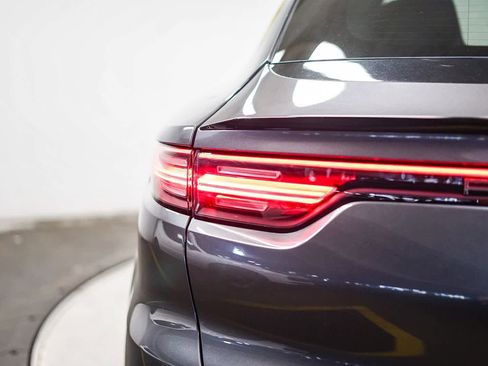 Used 2022 Porsche Cayenne Turbo image 10