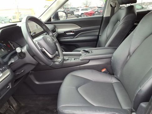 Used 2025 Toyota Grand Highlander AWD image 13