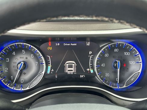 Used 2021 Chrysler Pacifica Touring-L FWD image 10